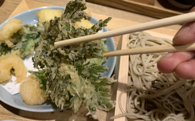 Shiso leaves and shrimps fried separately