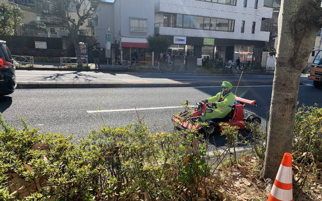 A go-cart guy outside Ramen Jiro